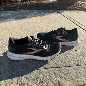 Women’s Brooks Signal 3 (size 9)